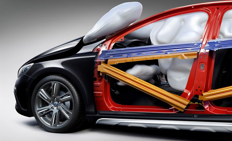 Xe hơi ngày nay trang bị công nghệ gì để giữ mạng người?