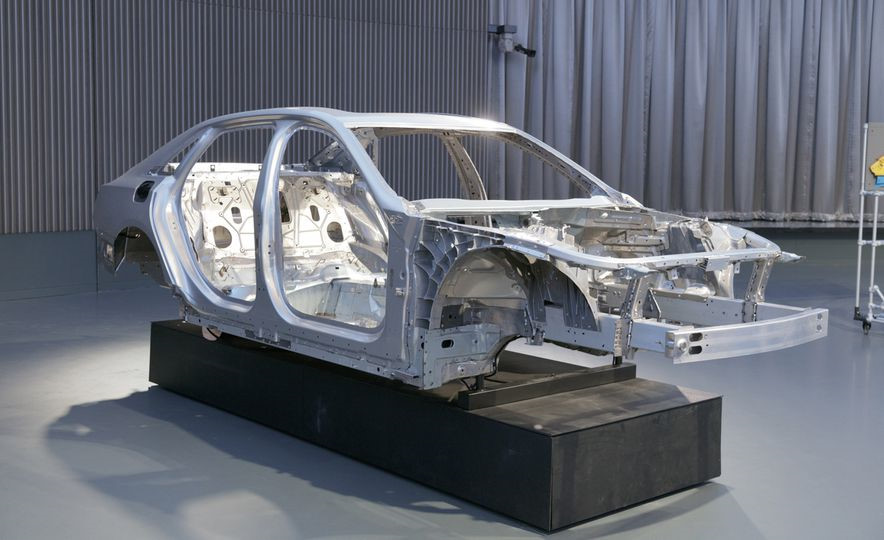 Xe hơi ngày nay trang bị công nghệ gì để giữ mạng người?