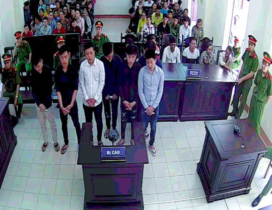 Bạn không nhờ nhưng nhóm thanh niên vẫn xin đi... giết người