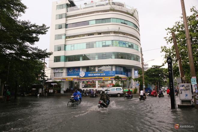 Học sinh Sài Gòn gồng mình lội nước về nhà vì đường biến thành sông sau mưa