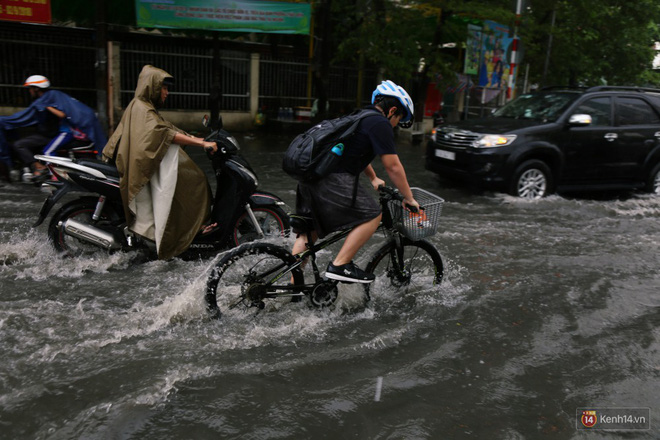 Học sinh Sài Gòn gồng mình lội nước về nhà vì đường biến thành sông sau mưa