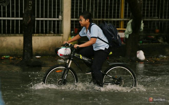 Học sinh Sài Gòn gồng mình lội nước về nhà vì đường biến thành sông sau mưa