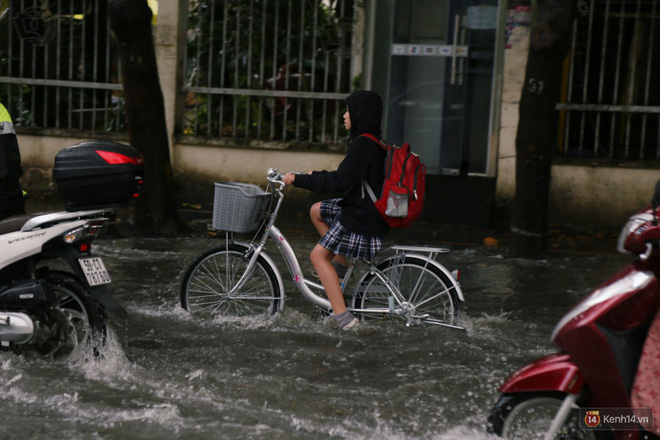 Học sinh Sài Gòn gồng mình lội nước về nhà vì đường biến thành sông sau mưa