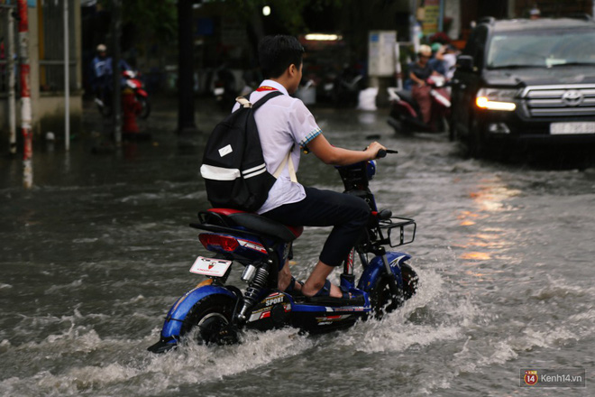 Học sinh Sài Gòn gồng mình lội nước về nhà vì đường biến thành sông sau mưa