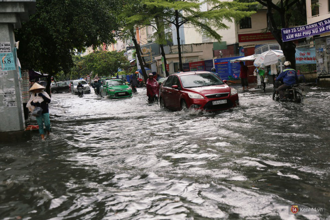 Học sinh Sài Gòn gồng mình lội nước về nhà vì đường biến thành sông sau mưa