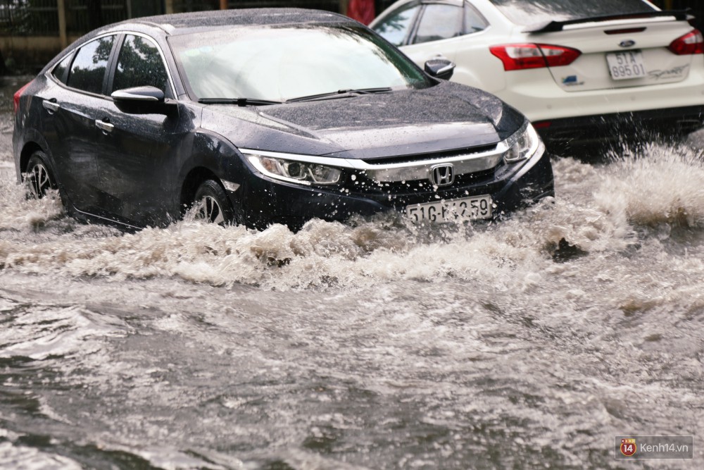 Học sinh Sài Gòn gồng mình lội nước về nhà vì đường biến thành sông sau mưa