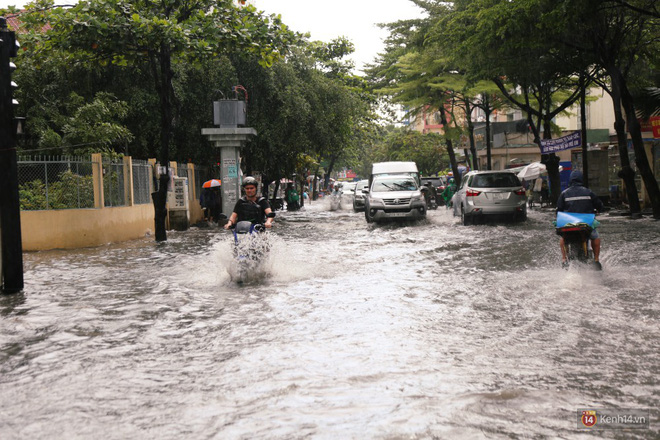 Học sinh Sài Gòn gồng mình lội nước về nhà vì đường biến thành sông sau mưa