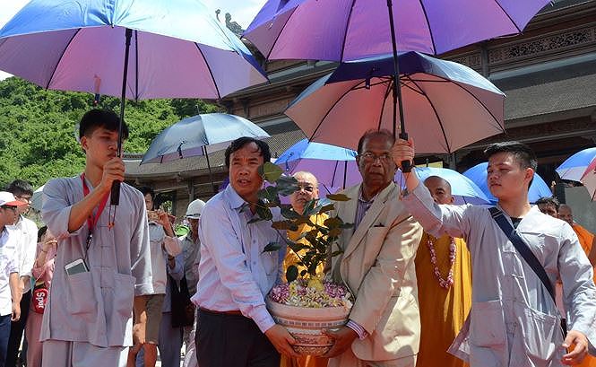 Cận cảnh thiên thạch 600.000USD và ngôi chùa lớn nhất Việt Nam