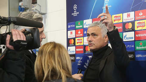 M.U lại trễ giờ thi đấu, cả đội phải đi bộ đến sân