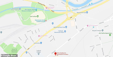 M.U lại trễ giờ thi đấu, cả đội phải đi bộ đến sân