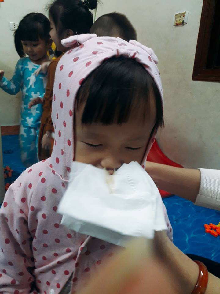 Bức ảnh bé gái mầm non thò lò mũi xanh rất đáng yêu, nhưng người nhận lời khen lại là cô giáo