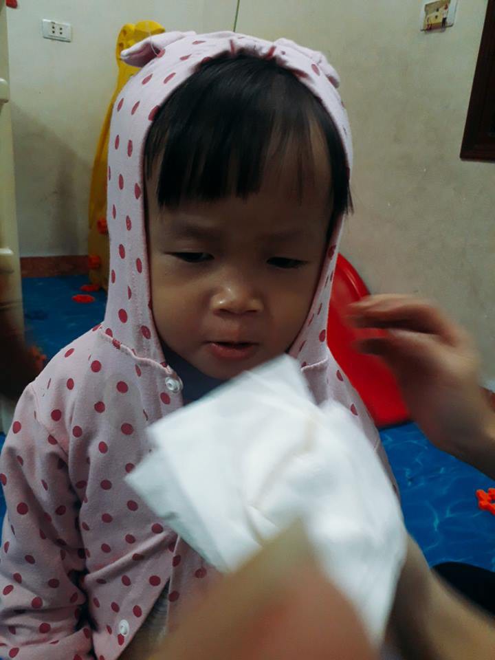 Bức ảnh bé gái mầm non thò lò mũi xanh rất đáng yêu, nhưng người nhận lời khen lại là cô giáo