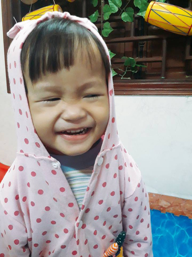 Bức ảnh bé gái mầm non thò lò mũi xanh rất đáng yêu, nhưng người nhận lời khen lại là cô giáo