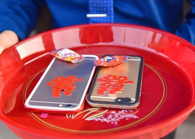 Chú rể đi rước dâu quên mang theo sính lễ quan trọng nhất, thợ chụp hình lập tức hiến kế khiến dân mạng phải ngả mũ thán phục