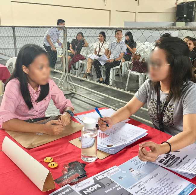 Cho rằng người xin việc không lễ phép vì gọi bạn xưng mình, cô nàng đăng đàn dạy dỗ nào ngờ bị ném đá