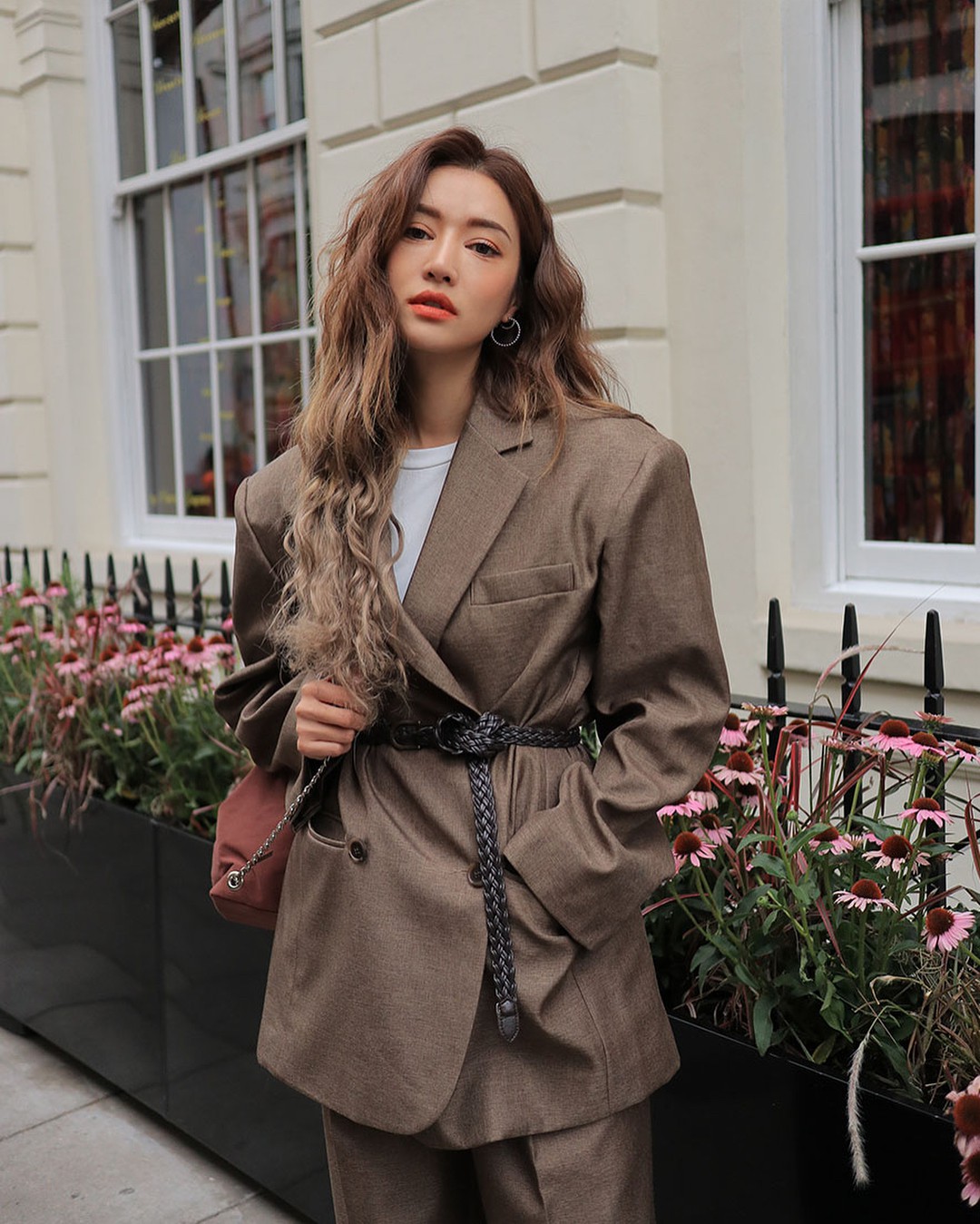 Diện mẫu blazer thắt eo này, nàng nào trông cũng sẽ thon gọn hơn và ra dáng chuẩn quý cô thanh lịch