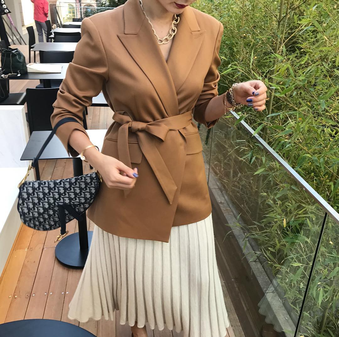 Diện mẫu blazer thắt eo này, nàng nào trông cũng sẽ thon gọn hơn và ra dáng chuẩn quý cô thanh lịch