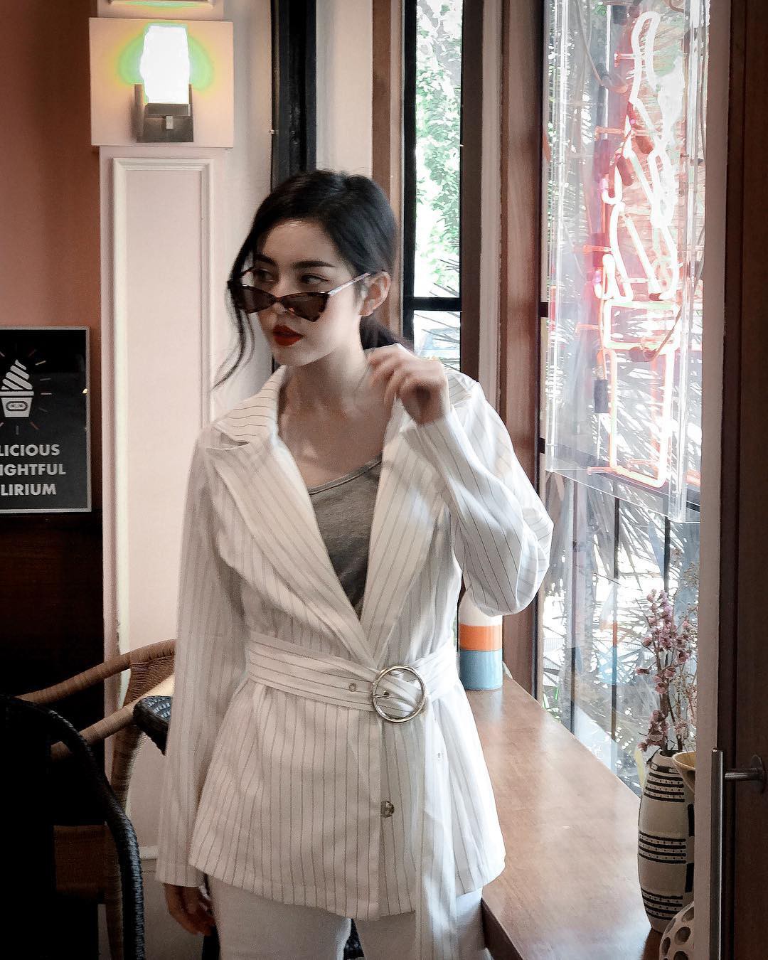 Diện mẫu blazer thắt eo này, nàng nào trông cũng sẽ thon gọn hơn và ra dáng chuẩn quý cô thanh lịch