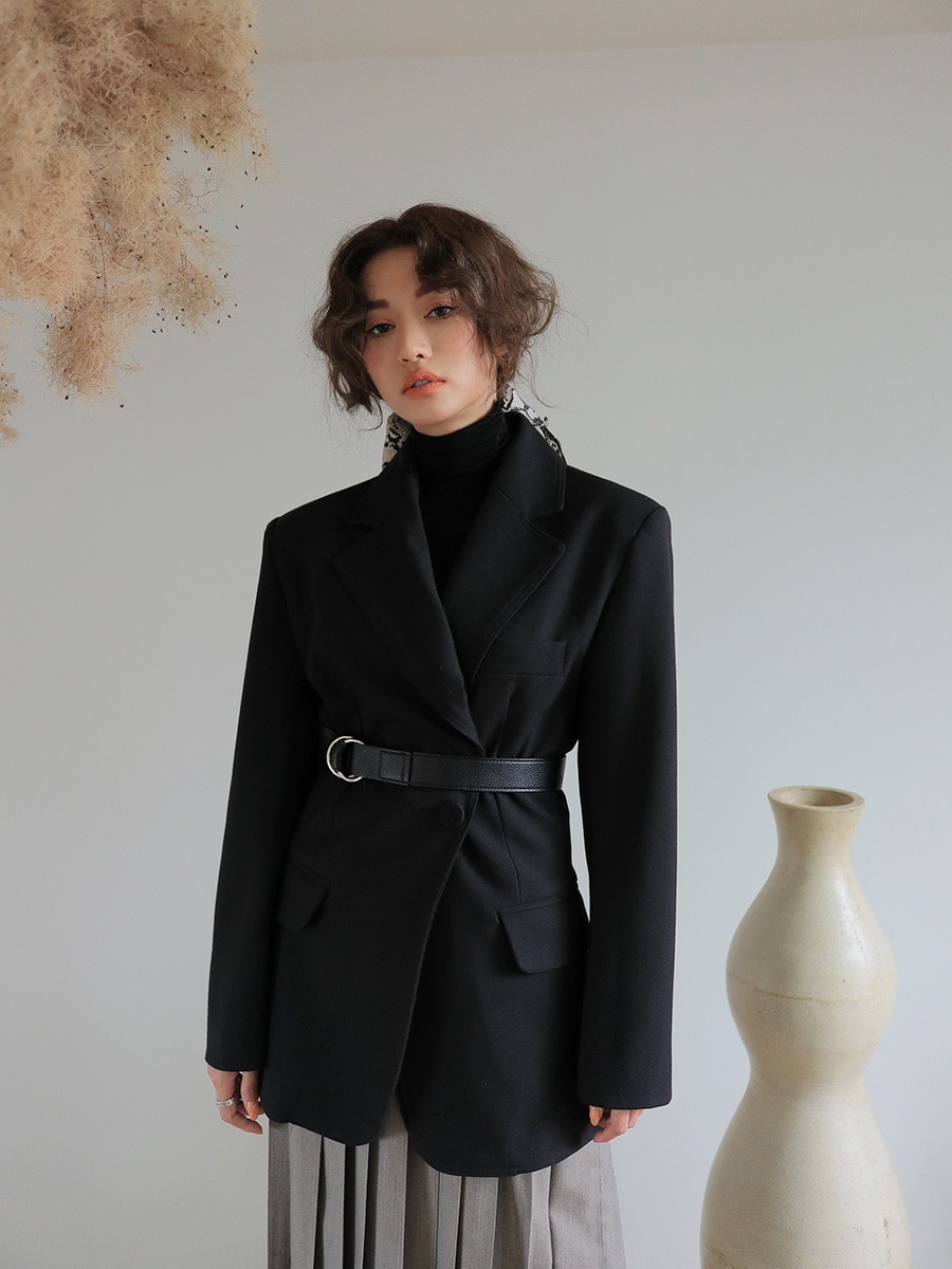 Diện mẫu blazer thắt eo này, nàng nào trông cũng sẽ thon gọn hơn và ra dáng chuẩn quý cô thanh lịch