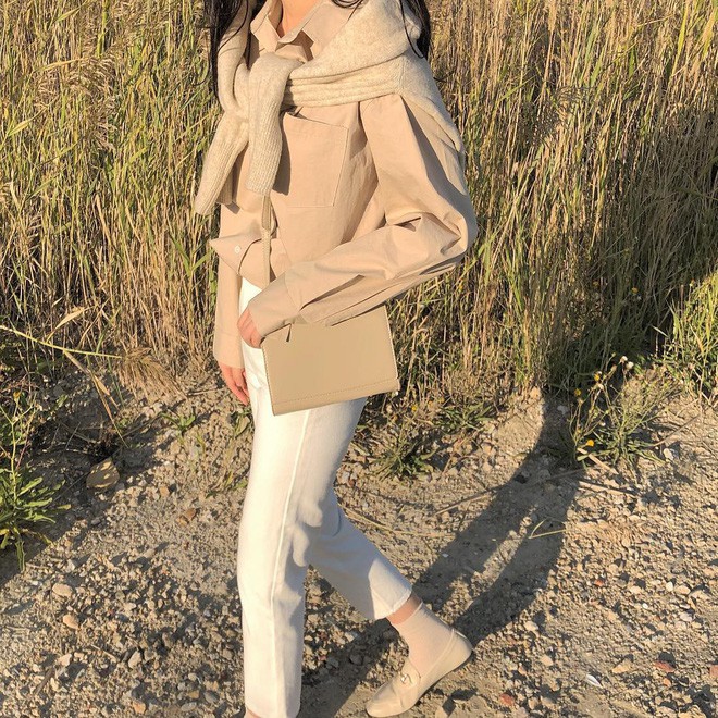 Không phải jeans xanh hay đen, quần jeans trắng mới là item chiếm ngôi vương mùa Thu Đông năm nay