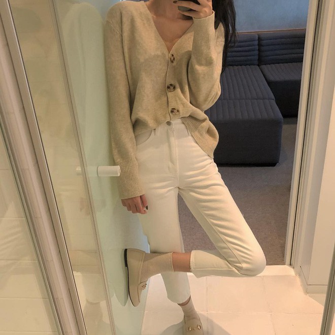 Không phải jeans xanh hay đen, quần jeans trắng mới là item chiếm ngôi vương mùa Thu Đông năm nay