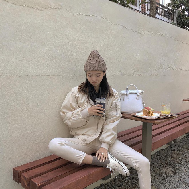 Không phải jeans xanh hay đen, quần jeans trắng mới là item chiếm ngôi vương mùa Thu Đông năm nay