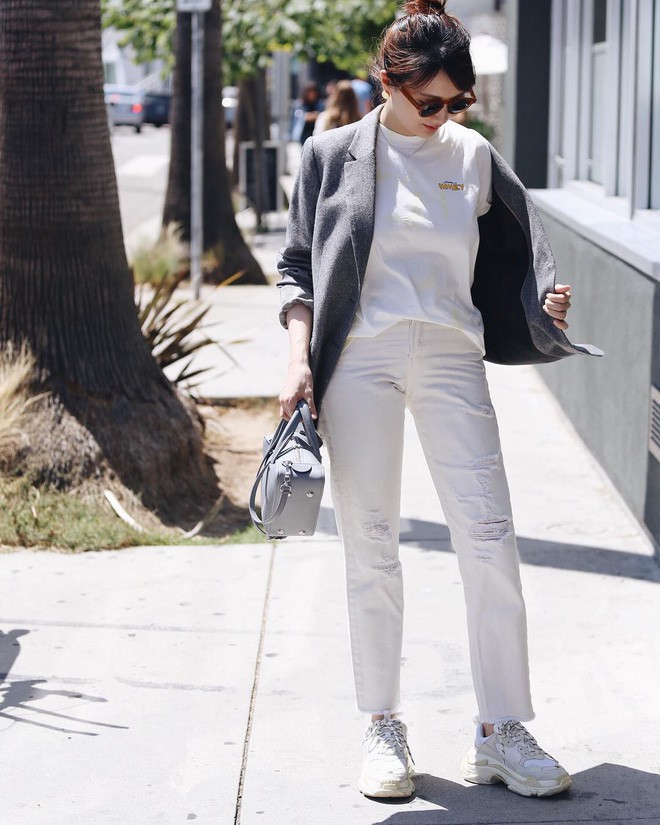 Không phải jeans xanh hay đen, quần jeans trắng mới là item chiếm ngôi vương mùa Thu Đông năm nay