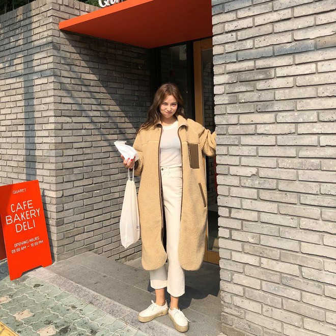 Không phải jeans xanh hay đen, quần jeans trắng mới là item chiếm ngôi vương mùa Thu Đông năm nay