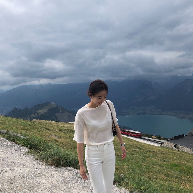 Không phải jeans xanh hay đen, quần jeans trắng mới là item chiếm ngôi vương mùa Thu Đông năm nay