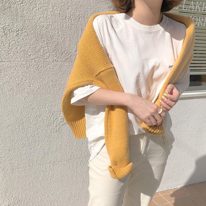 Không phải jeans xanh hay đen, quần jeans trắng mới là item chiếm ngôi vương mùa Thu Đông năm nay