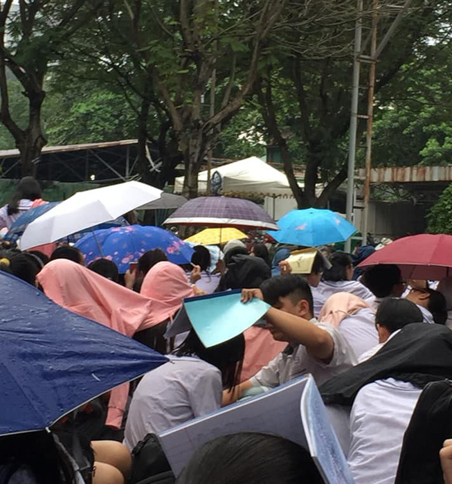 Nam sinh bất ngờ gặp thị phi khi chịu ướt che mưa cho bạn trong lúc cả trường thân ai nấy lo