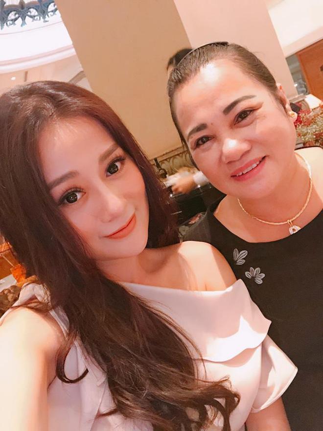 Mẹ ruột Quỳnh búp bê nói gì khi con phẫu thuật thẩm mỹ đến mức bạn diễn nhận không ra?