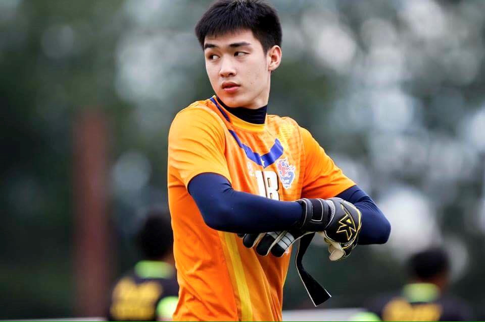 Thủ môn Thái Lan được gọi là nam thần sân cỏ vì đẹp trai, cao 1,82 m