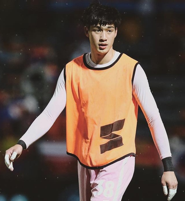 Thủ môn Thái Lan được gọi là nam thần sân cỏ vì đẹp trai, cao 1,82 m