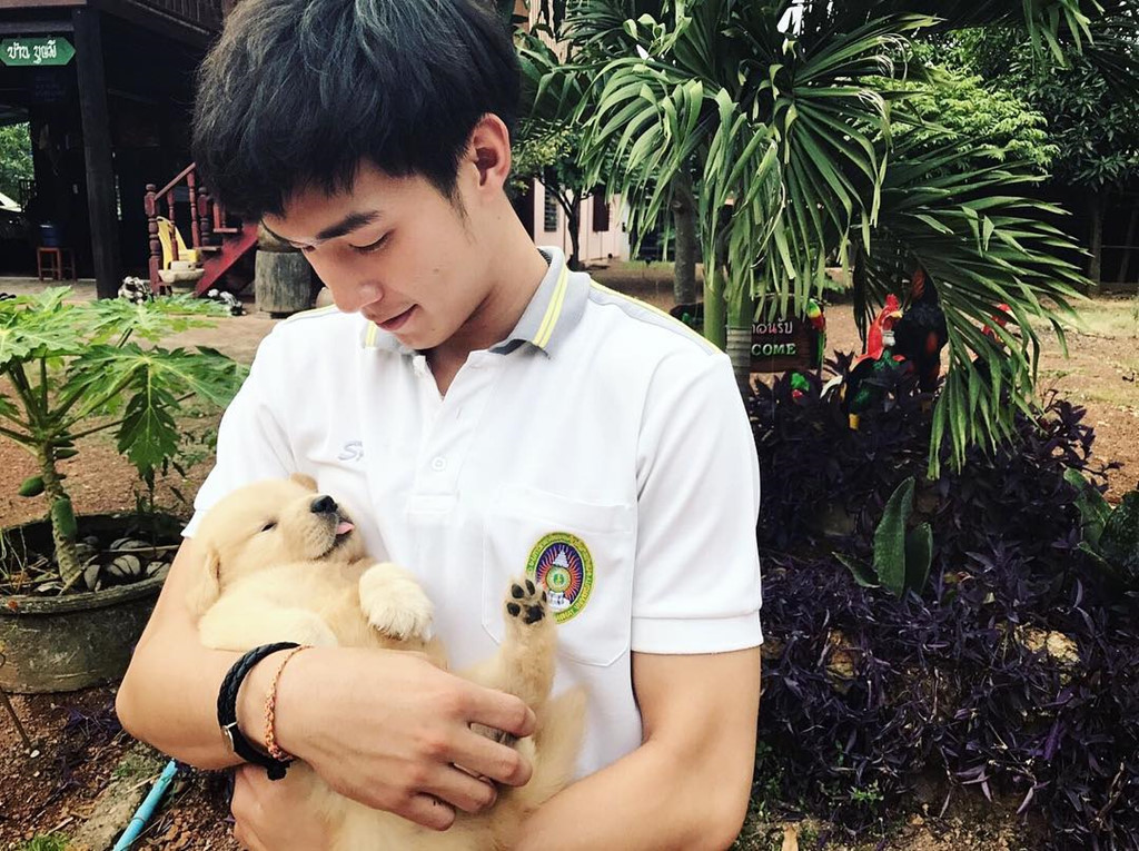 Thủ môn Thái Lan được gọi là nam thần sân cỏ vì đẹp trai, cao 1,82 m