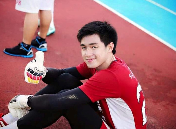 Thủ môn Thái Lan được gọi là nam thần sân cỏ vì đẹp trai, cao 1,82 m