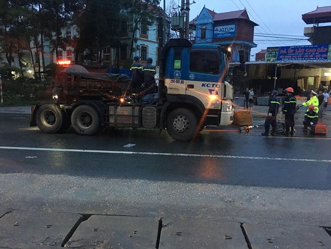 Xe khách va chạm với container, 2 người thương vong