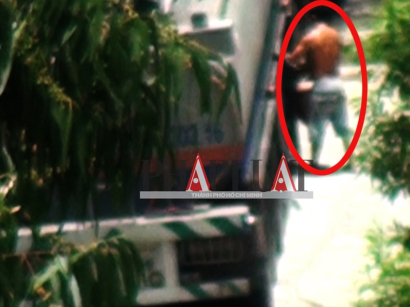 Đầu nậu túc trực mua xăng dầu trên đèo Hải Vân