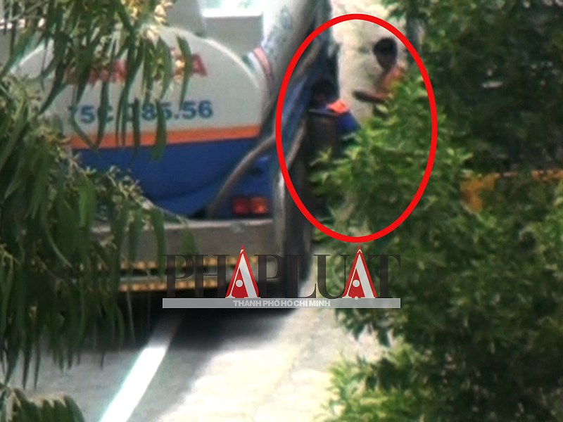 Đầu nậu túc trực mua xăng dầu trên đèo Hải Vân