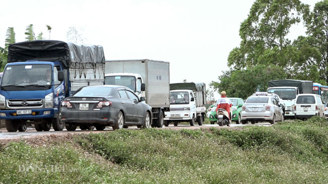 Đê tả sông Đuống oằn mình gánh hàng ngàn lượt xe tránh trạm BOT