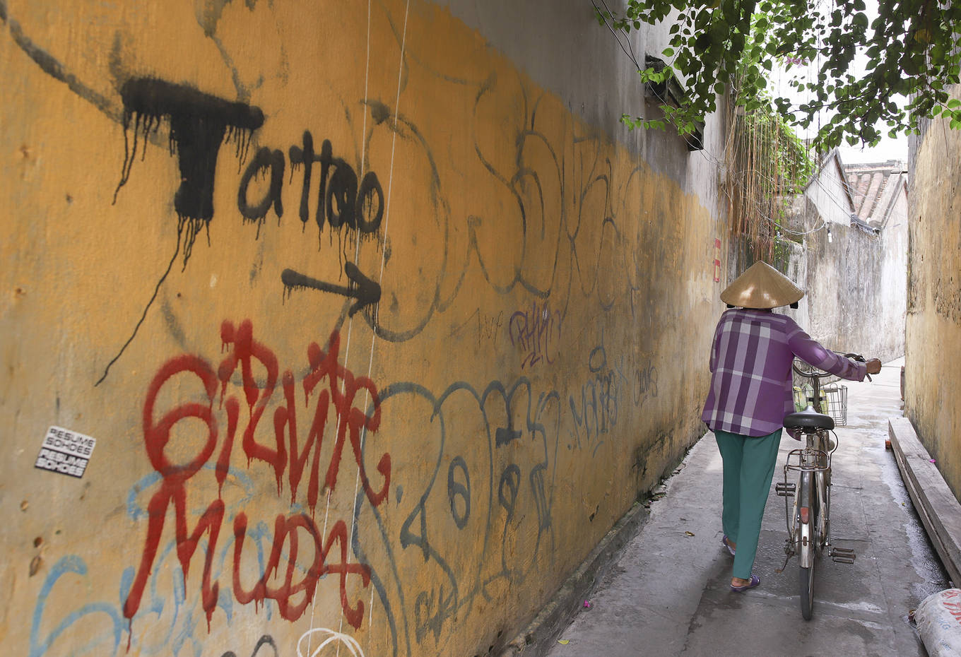 Những bức tường vàng đặc trưng của Hội An bị bôi bẩn