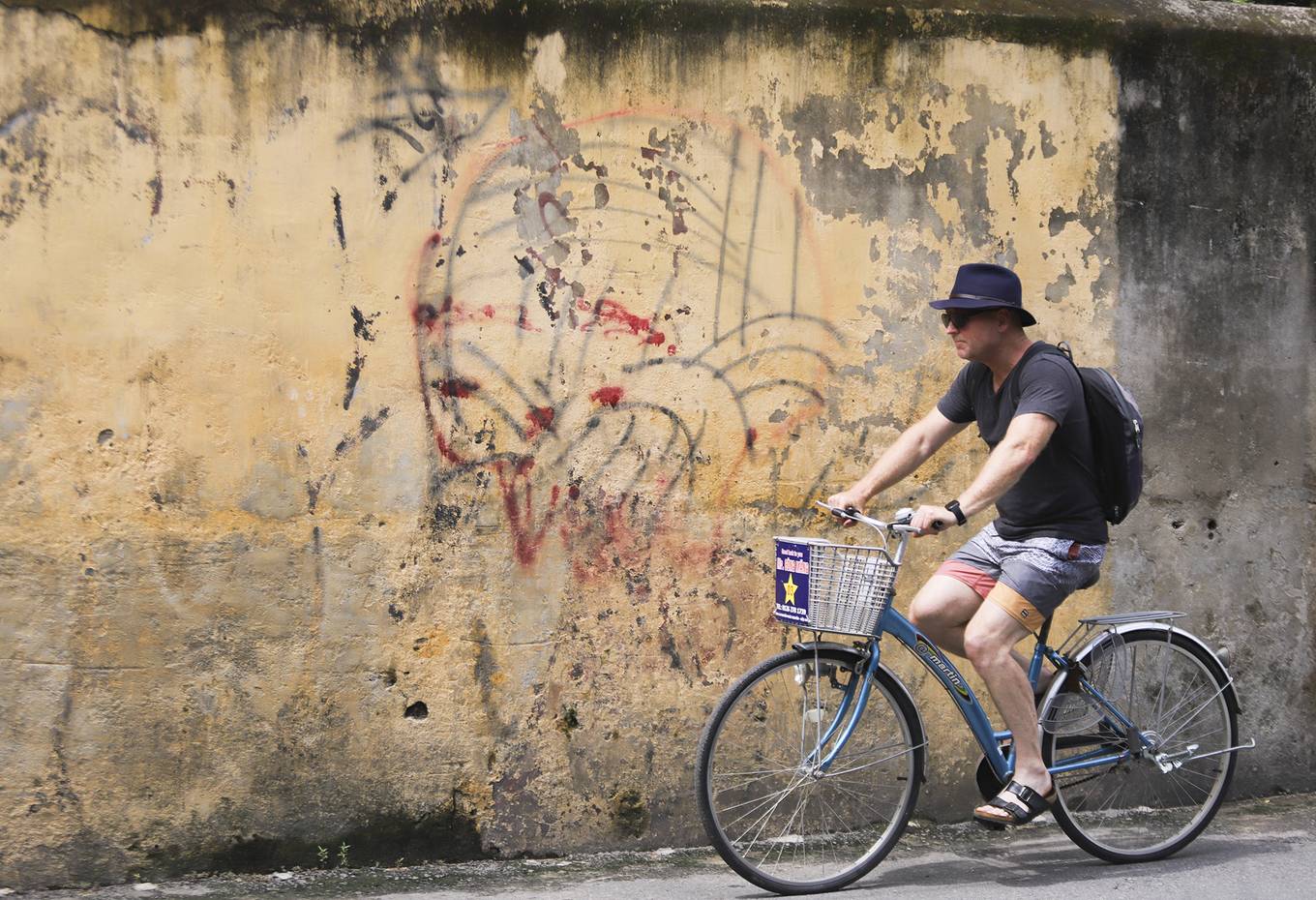 Những bức tường vàng đặc trưng của Hội An bị bôi bẩn