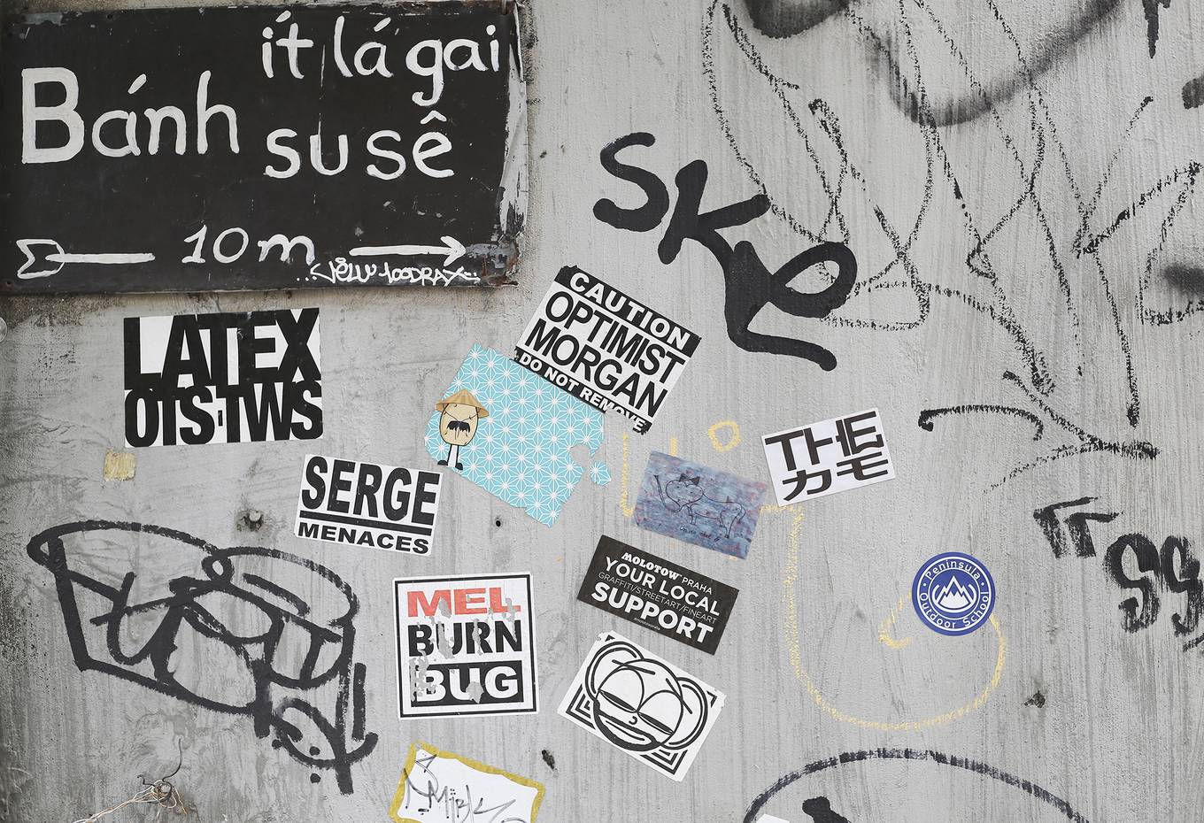 Những bức tường vàng đặc trưng của Hội An bị bôi bẩn