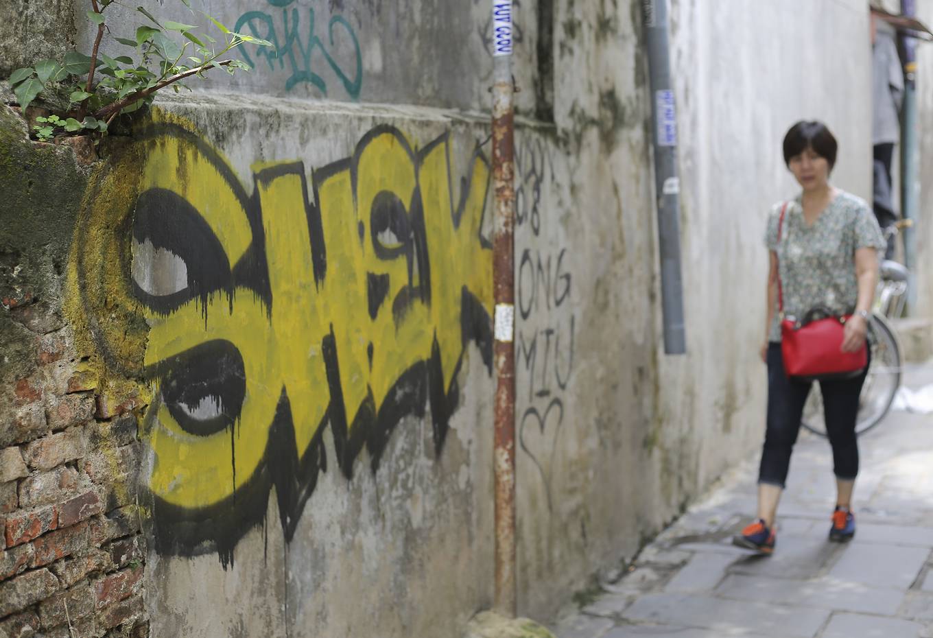 Những bức tường vàng đặc trưng của Hội An bị bôi bẩn