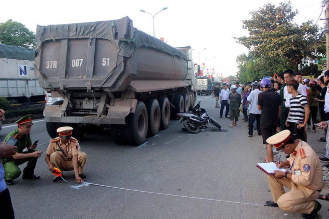 Va chạm với xe đầu kéo, 3 ông cháu đi học về gặp tai nạn thương vong