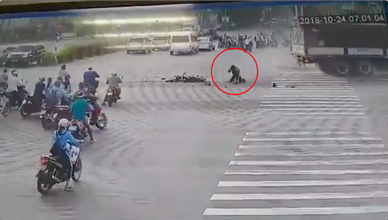 Nam tài xế thoát chết cực kỳ hy hữu sau khi bị xe tải đâm trực diện khiến chiếc xe máy nát bét