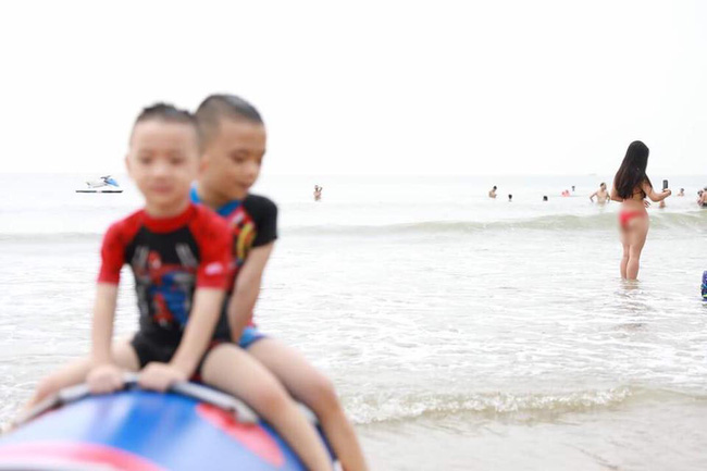 Cả nhà đi biển, bố chụp ảnh 2 con hoàn toàn mất nét nhưng dân mạng lại rào rào nhấn like vì lý do này