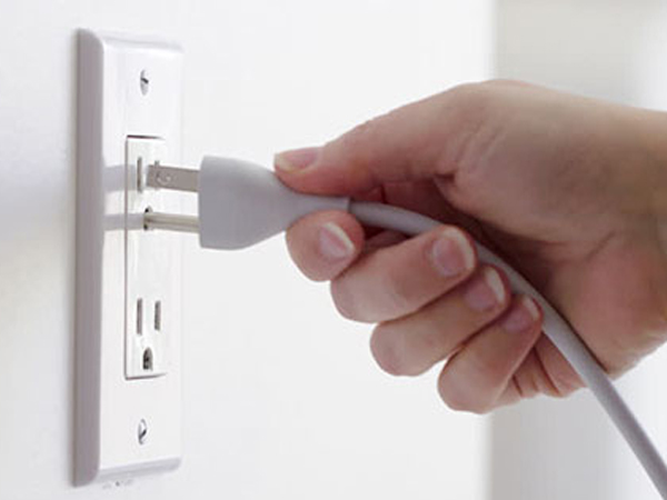 Cắm quạt gió, mẹ tử vong, con 1 tuổi nguy cơ hoại tử 2 chân