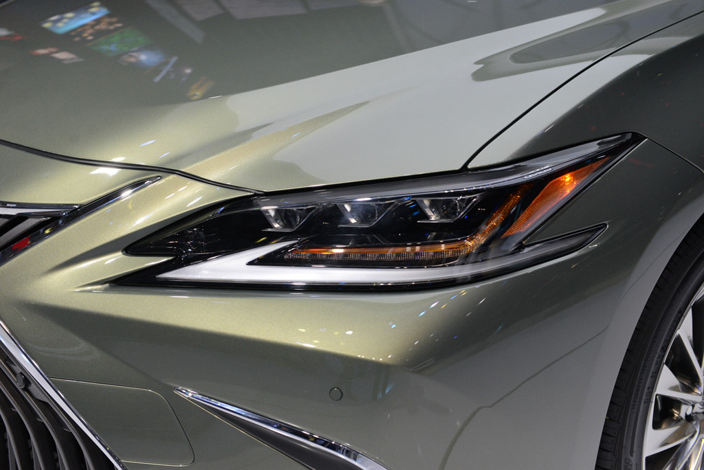 Lexus ES 2019 ra mắt tại VN - đối thủ của BMW 5-Series và Audi A6