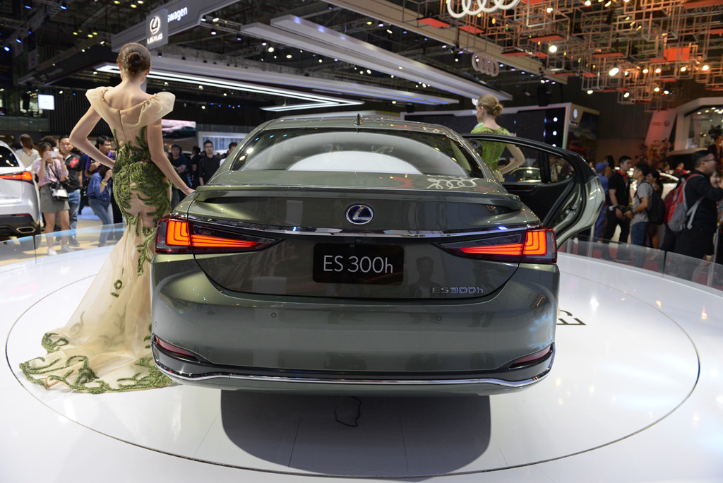 Lexus ES 2019 ra mắt tại VN - đối thủ của BMW 5-Series và Audi A6